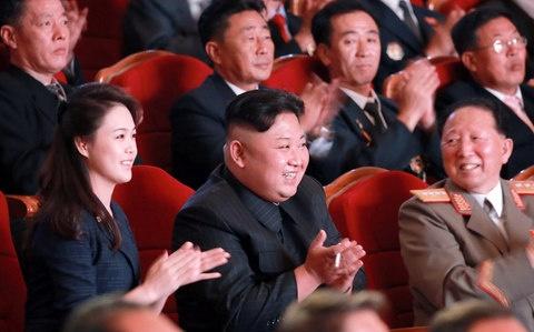 Una dintre rarele apariţii în public ale soţiei dictatorului nord-coreean, Kim Jong-un