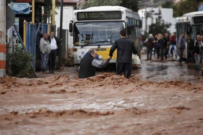 Ploi diluviene în Grecia: Insula Symi, devastată. Stare de urgenţă, declarată în mai multe regiuni