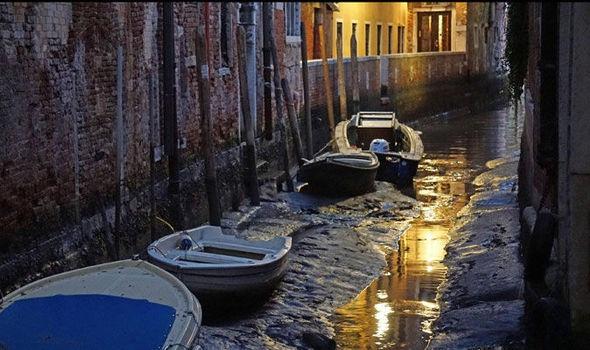 Cum arată Veneţia după ce apa a scăzut la un nivel record