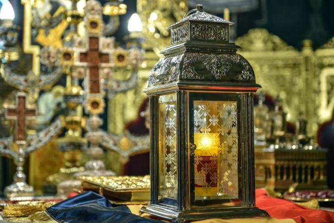 O delegaţie a Patriarhiei Române va aduce sâmbătă Sfânta Lumină de la biserica Sfântului Mormânt din Ierusalim