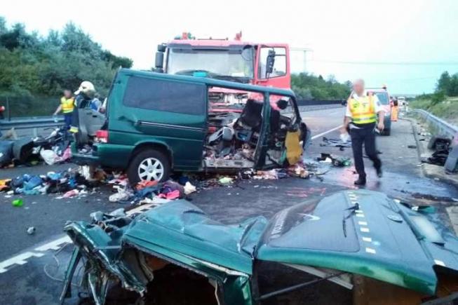 INCONŞTIENŢĂ UCIGAŞĂ. Şoferul microbuzului implicat în accidentul din Ungaria transmitea Live pe Facebook în momentul impactului. VIDEO