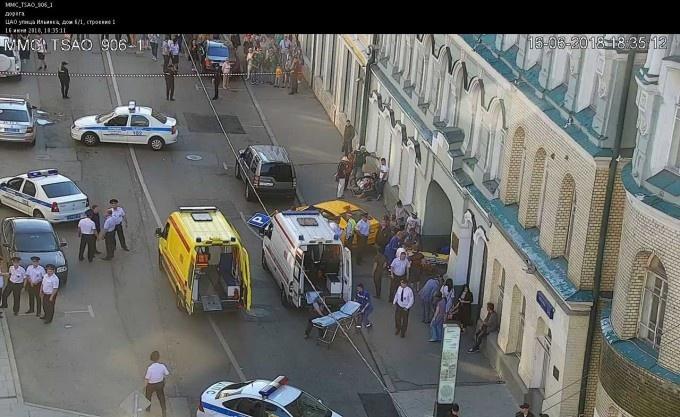 Un șofer de taxi a intrat cu mașina într-un grup de fani, la Moscova
