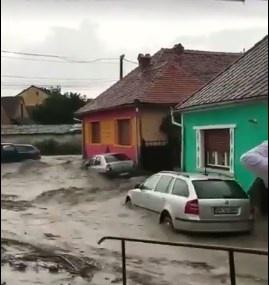 Viitură de proporţii la Ormeniş, judeţul Braşov. Maşinile au fost luate de ape (VIDEO)