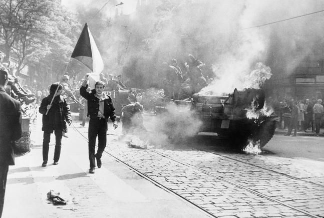Acum 50 de ani pe străzile pragheze au intrat tancurile în forță. Primăvara de la Praga era înăbușită în sânge