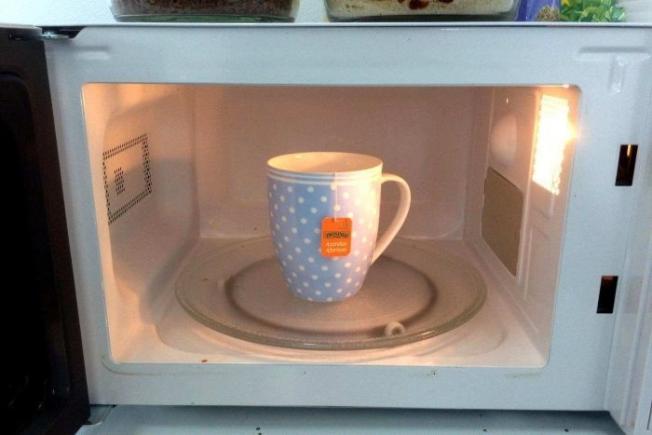 Ceaiul încălzit la cuptorul cu microunde este mai sănătos
