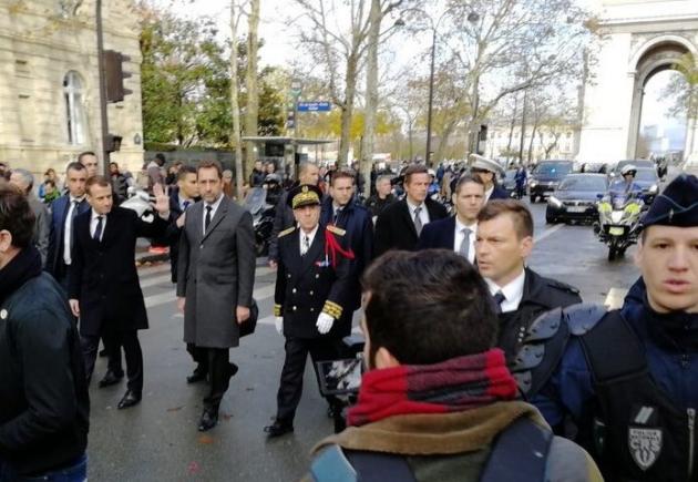 Macron, la Arcul de Triumf din Paris, scena unor violențe incredibile. ”Vestele galbene” îi cer demisia