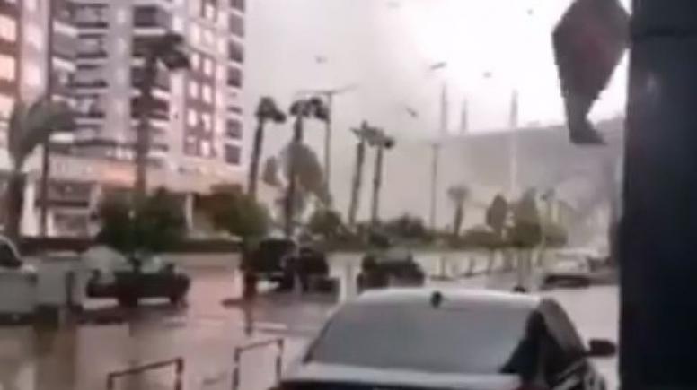 Morți și răniți, în urma unei tornade în Antalya. Avion avariat de furtună, pe aeroport