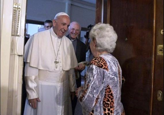 Papa Francisc, vizită neașteptată la o familie de ortodocși din Ostia: "Deranjez? Sunt Francisc!"