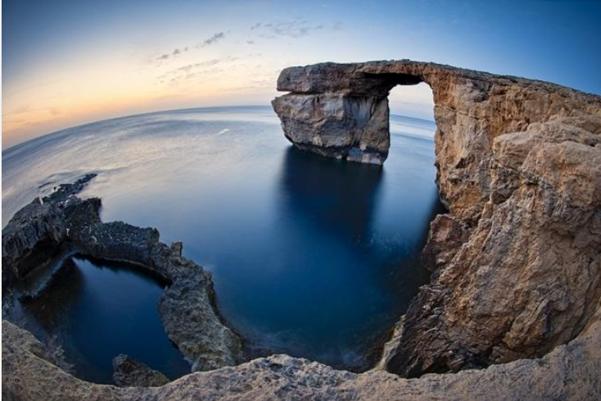 Eveniment sfâșietor: Simbolul turistic al Maltei s-a prăbușit în mare. Sfârșitul unei ere