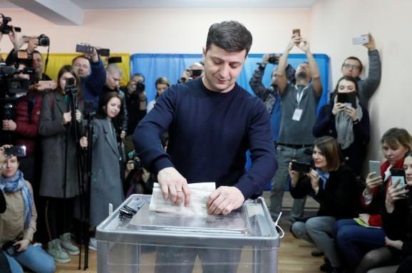 Actorul de comedie Volodimir Zelenski a câștigat primul tur al alegerilor prezidențiale din Ucraina