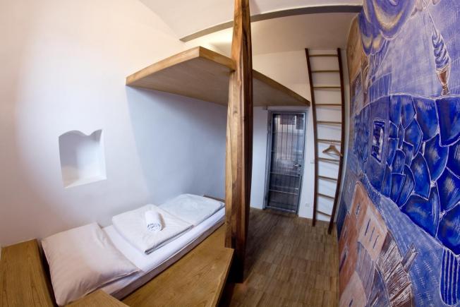 Închisori care au devenit hoteluri. În Slovenia turiştii dorm în celule