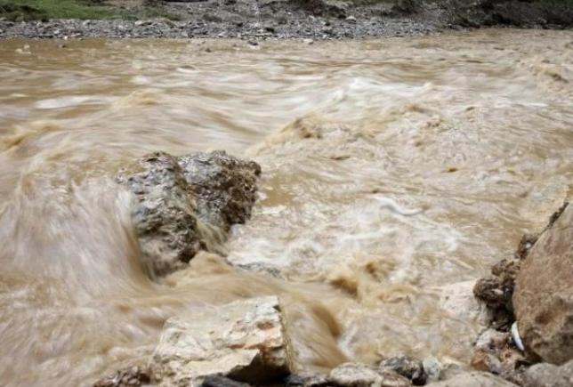Sătenii din Sângeru au mai găsit doi copii luați de apele Cricovului Sărat