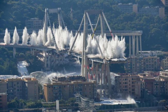 Momentul dinamitării controlate a rămăşiţelor podului Morandi din Genova, prăbuşit parţial în 2018 (VIDEO)