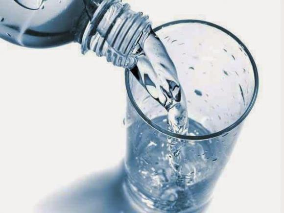 Caniculă: De ce apă plată şi nu alcool sau carbogazoase