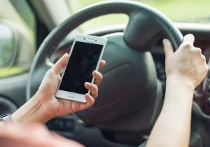 Folosirea telefonului mobil la volan va fi pedepsită cu amenzi de peste 1.000 de lei