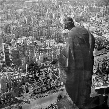 Bombardamentele Aliaţilor asupra oraşului Dresda : 25.000 de oameni ucişi, 75.000 de clădiri distruse