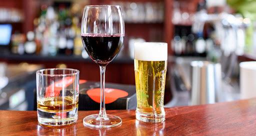 Consumul de alcool creşte riscul de contractare a Covid-19 şi înrăutăţeşte efectele bolii