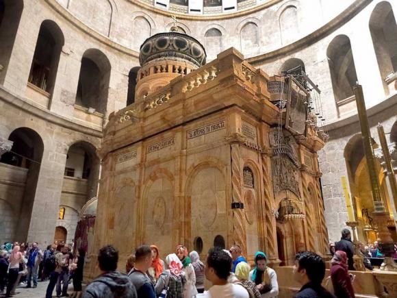 De două milenii lumina sfântă vine în Biserica Sfântului Mormânt de la Ierusalim