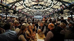 Oktoberfest 2020: nevoia de apropiere fizică duce ca mesele să fie rezervate cu 5000 euro 