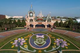Disneyland își redeschide porțile pentru vizitatori