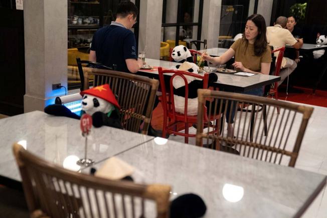 Un restaurant din Thailanda folosește ursuleți de pluș pentru a ține companie clienților săi