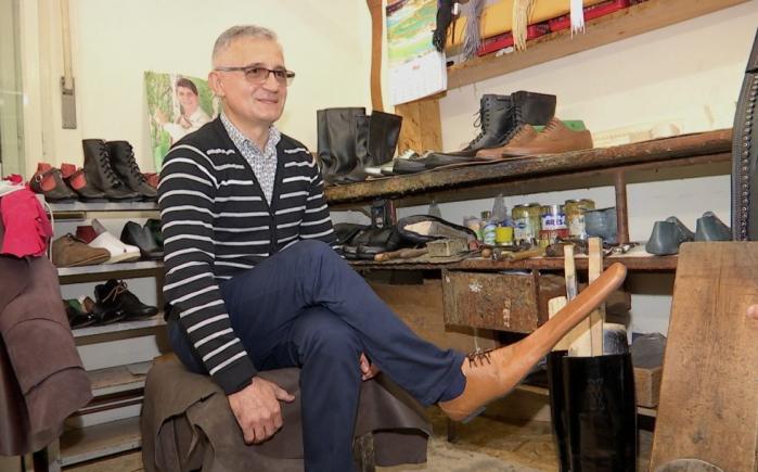 Un cizmar român asigură distanţarea socială cu pantofi mărimea 75
