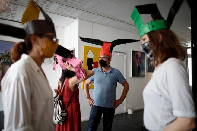 Pălăriile cu aripioare, metoda inedită a francezilor de a respecta distanțarea socială