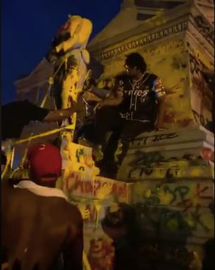 IRONIE A VIEȚII. Un protestatar afro-american, rănit de o statuie dărâmată de manifestanți căzută peste el (VIDEO)