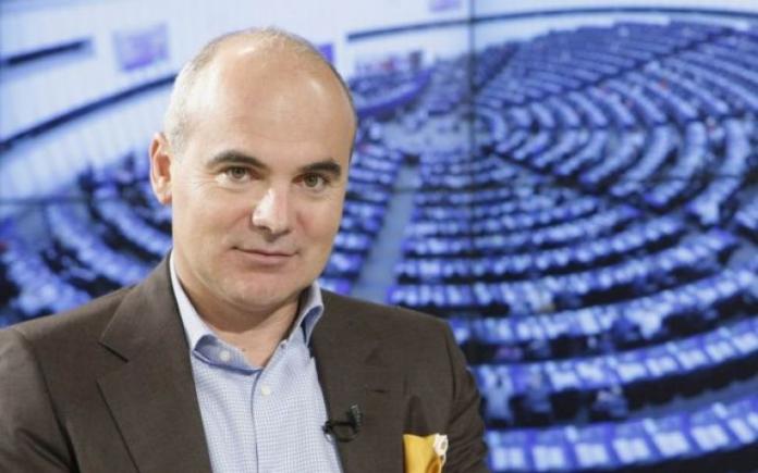 Europarlamentarul liberal Rareș Bogdan, acuzat că a organizat o petrecere la care s-au încălcat regulile distanțării fizice 