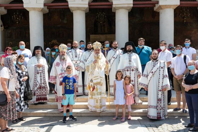 Patriarhul Daniel, credincioșilor: ”Îi felicităm pe toţi cei care poartă mască şi păstrează distanţa”