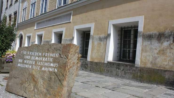 Casa natală a lui Hitler va deveni secție de poliție, dar va păstra plăcuța memorială cu mesaj antifascist