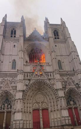 Cine este piromanul de 39 de ani care a incendiat catedrala din Nantes