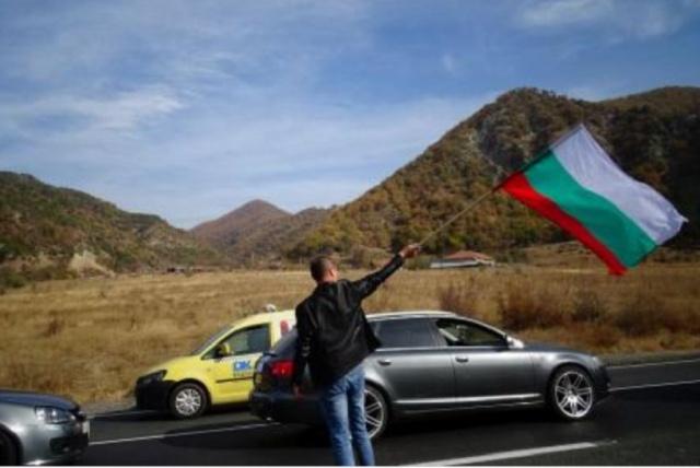 Singura frontieră deschisă spre Grecia este blocată de protestatari bulgari