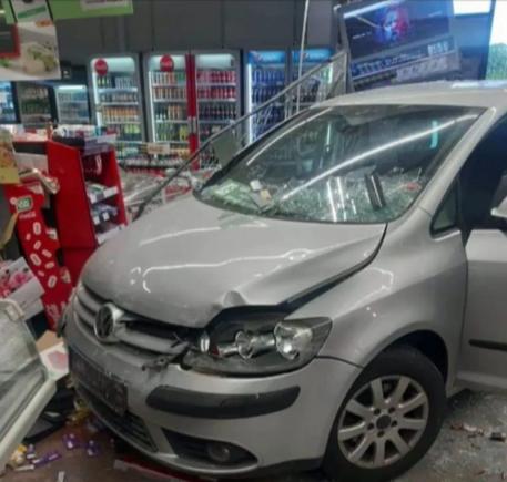 Ilfov: O femeie a intrat cu mașina direct în supermarket