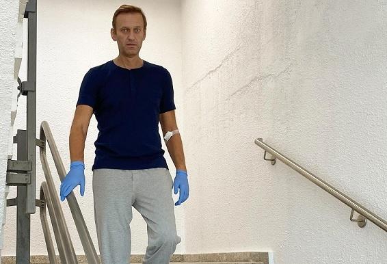 Aleksei Navalnîi s-a ridicat din pat şi spune că este pe drumul cel bun
