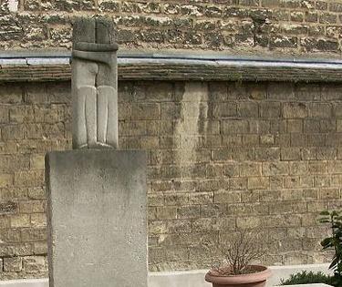 „Sărutul”, celebra sculptură a lui Brâncuși, ar putea să fie înlăturată din cimitirul Montparnasse