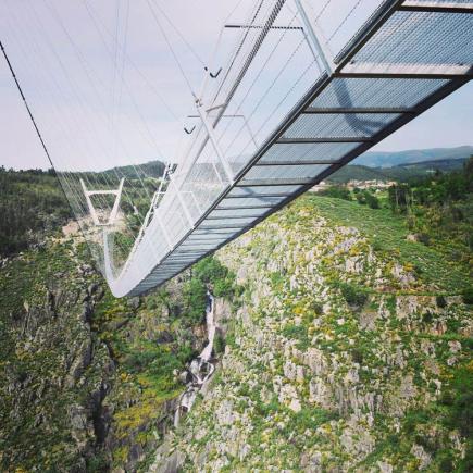 A fost inaugurat cel mai lung pod pietonal suspendat din lume 
