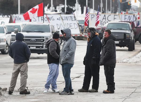 Protestele din Canada: Convoiul camioanelor blochează cel mai aglomerat pod care face legătura cu SUA