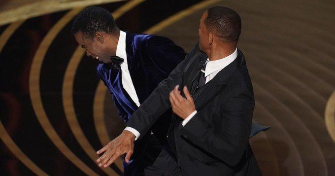 Academia Oscarurilor „condamnă” palma lui Will Smith și deschide o anchetă: unii cer să i se retragă premiul
