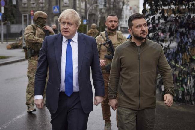 Johnson și Zelensky s-au plimbat împreună prin Kiev