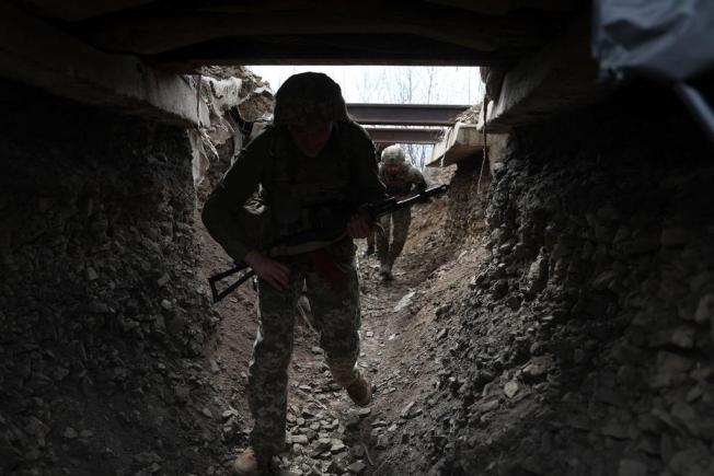În Mariupol, luptătorii ascunși în tuneluri rezistă rușilor