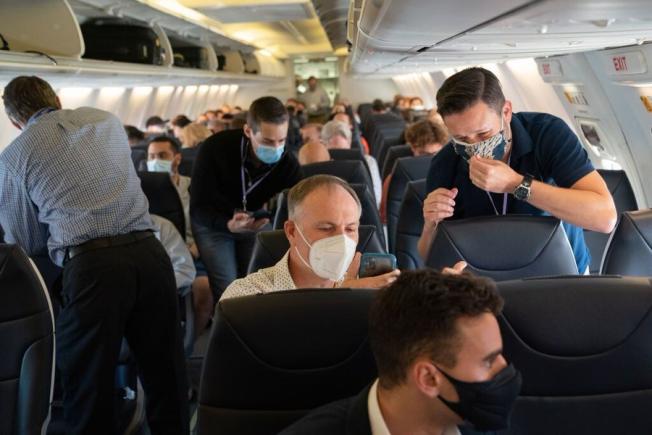 Un judecător american anulează obligația de a purta mască în avioane și trenuri