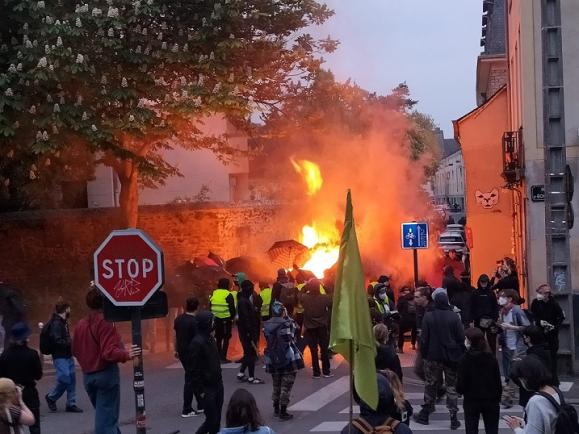 Macron, afară!: în Franța sute de manifestanți s-au înfruntat cu poliția după rezultatul alegerilor prezidentiale