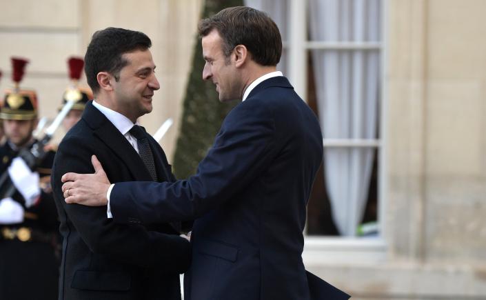 Zelensky îl felicită pe Emmanuel Macron, „un adevărat prieten al Ucrainei”