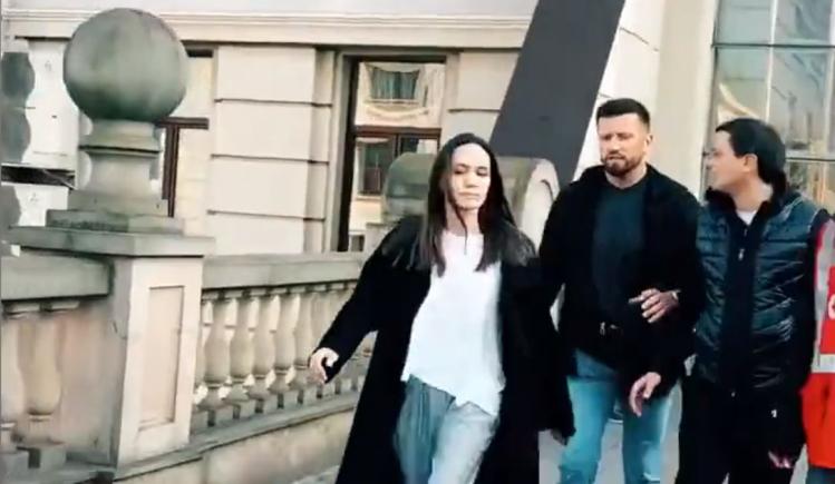 Aflată în vizită in Ucraina, Angelina Jolie a fost nevoită să fugă în adăpost când au sunat sirenele