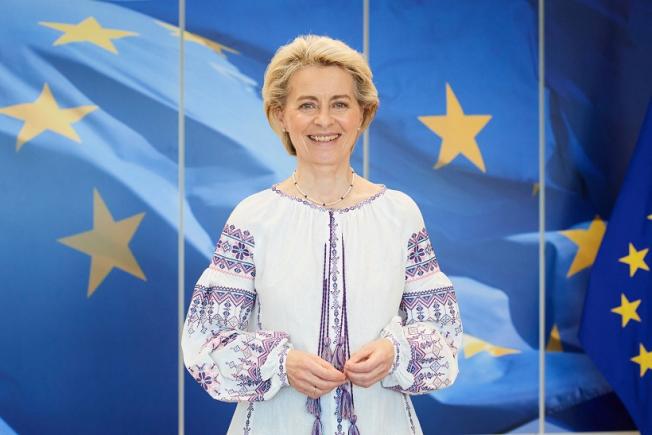 Ursula von der Leyen a purtat o bluză tradițională în sprijinul ucrainenilor