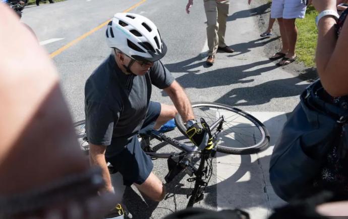 Joe Biden a căzut de pe bicicletă în timp ce staționa