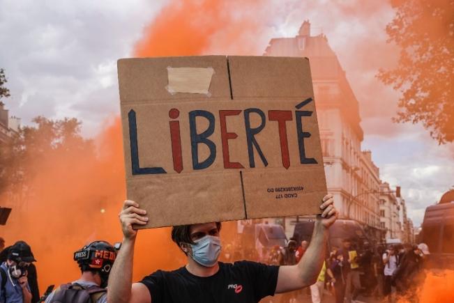 „Dă-ne libertatea înapoi!”: Taxele și  impozitele nu mai sunt suficiente pentru politicieni, acum folosesc frica pentru a modifica comportamentul oamenilor