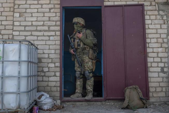 Primul italian anchetat pentru că a plecat să lupte în Ucraina ca mercenar este un tânăr extremist de dreapta