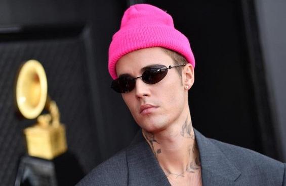 Justin Bieber își întrerupe din nou turneul mondial din cauza paraliziei faciale